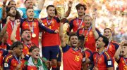 Para punggawa Spanyol mengangkat Trofi Piala Dunia 2026. (AFP)