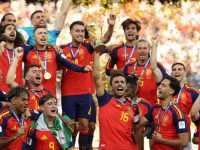Para punggawa Spanyol mengangkat Trofi Piala Dunia 2026. (AFP)