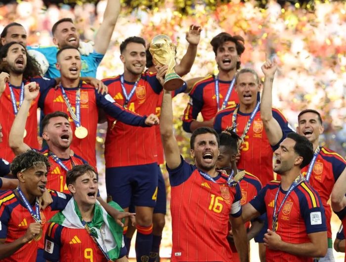 Para punggawa Spanyol mengangkat Trofi Piala Dunia 2026. (AFP)