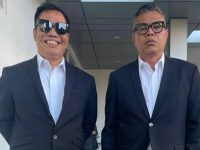 Temon (kiri) berfoto bersama sahabatnya, Abdel (kanan). (Dok.ist)