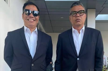 Temon (kiri) berfoto bersama sahabatnya, Abdel (kanan). (Dok.ist)