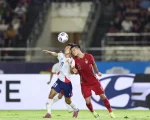 Pemain Timnas Laos berebut bola udara dengan pemain Timnas Thailand di Laos National Stadium, Vientiane, Sabtu (25/7/2026). (aseanutdfc.com)