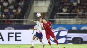 Pemain Timnas Laos berebut bola udara dengan pemain Timnas Thailand di Laos National Stadium, Vientiane, Sabtu (25/7/2026). (aseanutdfc.com)