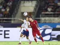 Pemain Timnas Laos berebut bola udara dengan pemain Timnas Thailand di Laos National Stadium, Vientiane, Sabtu (25/7/2026). (aseanutdfc.com)