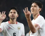 Striker timnas Indonesia Mitchell Baker (kanan) merayakan hattrick ke gawang Kamboja di Stadion Pakansari, Senin (27/7/2026). (Kapanlagi)