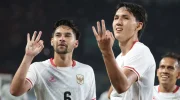Striker timnas Indonesia Mitchell Baker (kanan) merayakan hattrick ke gawang Kamboja di Stadion Pakansari, Senin (27/7/2026). (Kapanlagi)