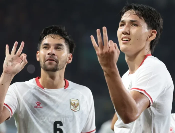 Striker timnas Indonesia Mitchell Baker (kanan) merayakan hattrick ke gawang Kamboja di Stadion Pakansari, Senin (27/7/2026). (Kapanlagi)