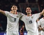 Mitchell Baker (kiri) dan Tom Haye (kanan) merayakan gol kemenangan Timnas Indonesia kontra Kamboja pada Senin 27 Juli 2026. (ANTARA)