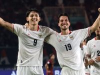 Mitchell Baker (kiri) dan Tom Haye (kanan) merayakan gol kemenangan Timnas Indonesia kontra Kamboja pada Senin 27 Juli 2026. (ANTARA)