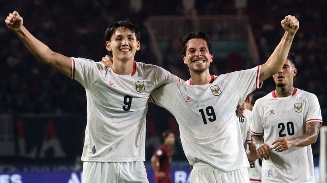 Mitchell Baker (kiri) dan Tom Haye (kanan) merayakan gol kemenangan Timnas Indonesia kontra Kamboja pada Senin 27 Juli 2026. (ANTARA)