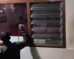 Tangkapan layar saat warga mengecek pos penjaga palang pintu KA Brantas. (Dok.ist)