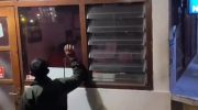 Tangkapan layar saat warga mengecek pos penjaga palang pintu KA Brantas. (Dok.ist)