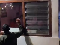 Tangkapan layar saat warga mengecek pos penjaga palang pintu KA Brantas. (Dok.ist)