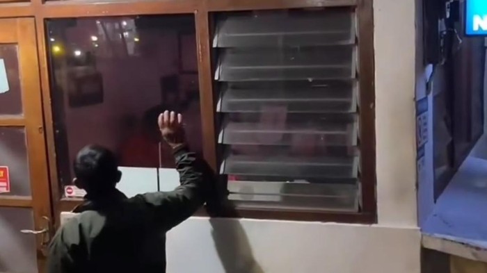 Tangkapan layar saat warga mengecek pos penjaga palang pintu KA Brantas. (Dok.ist)