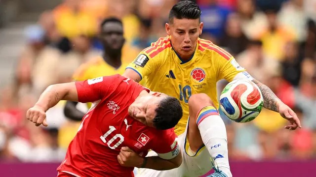 Pemain Swiss Granit Xhaka (merah) dan kapten Kolombia James Rodriguez (kuning) berebut bola di BC Place, Rabu (8/7/2026). (AFP)