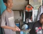 Seorang sopir truk diduga menyerahkan uang kepada oknum Dishub Kota Bekasi di sebuah warung dekat Pos Polisi Poncol, Jalan M Hasibuan, Kelurahan Margahayu, Kecamatan Bekasi Timur, Kota Bekasi pada Rabu 29 Juli 2026. (Dok.Instagram @feedgramindo)