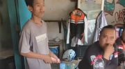 Seorang sopir truk diduga menyerahkan uang kepada oknum Dishub Kota Bekasi di sebuah warung dekat Pos Polisi Poncol, Jalan M Hasibuan, Kelurahan Margahayu, Kecamatan Bekasi Timur, Kota Bekasi pada Rabu 29 Juli 2026. (Dok.Instagram @feedgramindo)