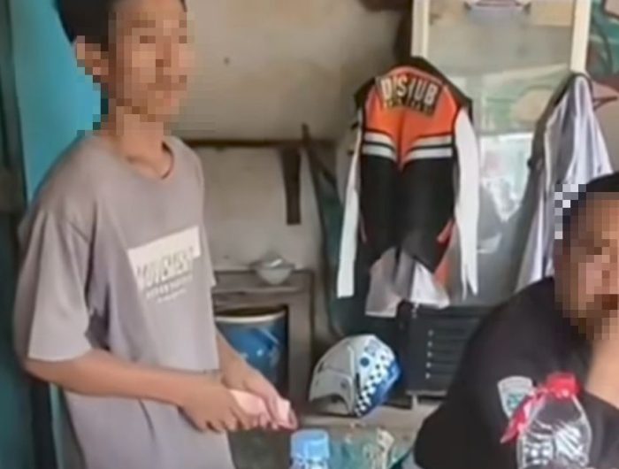 Seorang sopir truk diduga menyerahkan uang kepada oknum Dishub Kota Bekasi di sebuah warung dekat Pos Polisi Poncol, Jalan M Hasibuan, Kelurahan Margahayu, Kecamatan Bekasi Timur, Kota Bekasi pada Rabu 29 Juli 2026. (Dok.Instagram @feedgramindo)