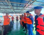Petugas SAR diberangkatkan melakukan evakuasi korban KM Mutiara. (Dok.SAR Surabaya)