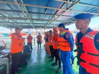 Petugas SAR diberangkatkan melakukan evakuasi korban KM Mutiara. (Dok.SAR Surabaya)