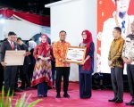 Gubernur Andi Sudirman Beri Penghargaan Mitra Pembangunan Proyek MYP dan Peningkatan PAD di Sulsel