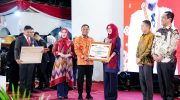 Gubernur Andi Sudirman Beri Penghargaan Mitra Pembangunan Proyek MYP dan Peningkatan PAD di Sulsel