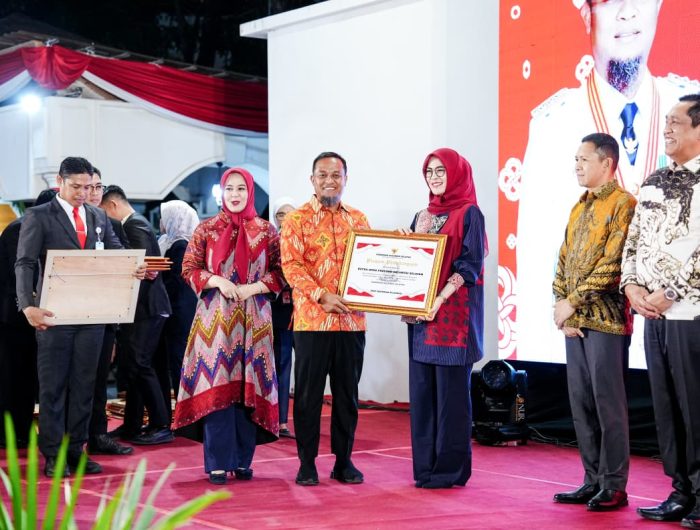 Gubernur Andi Sudirman Beri Penghargaan Mitra Pembangunan Proyek MYP dan Peningkatan PAD di Sulsel