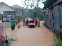 Evakuasi warga yang terdampak banjir di sejumlah wilayah di Kota Padang. (Dok.BPBD Kota Padang)