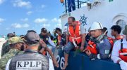 Basarnas melakukan evakuasi korban KM Mutiara Sentosa. (Dok.ist)
