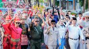 Gubernur Sulsel Berkostum ala Bung Karno Pimpin Kirab Kemerdekaan HUT ke-81 RI