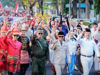 Gubernur Sulsel Berkostum ala Bung Karno Pimpin Kirab Kemerdekaan HUT ke-81 RI