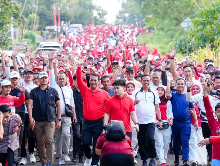 Semarak Hari Pramuka ke-65 di Bone, Gubernur Sulsel dan Mentan Kompak Jalan Sehat Bersama Warga