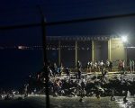 Imigran Maroko berenang menuju Ceuta Spanyol. (REUTERS)