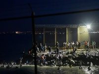 Imigran Maroko berenang menuju Ceuta Spanyol. (REUTERS)