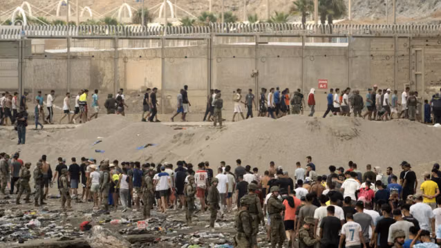 Migran Terobos Perbatasan Ceuta Spanyol. (AFP)