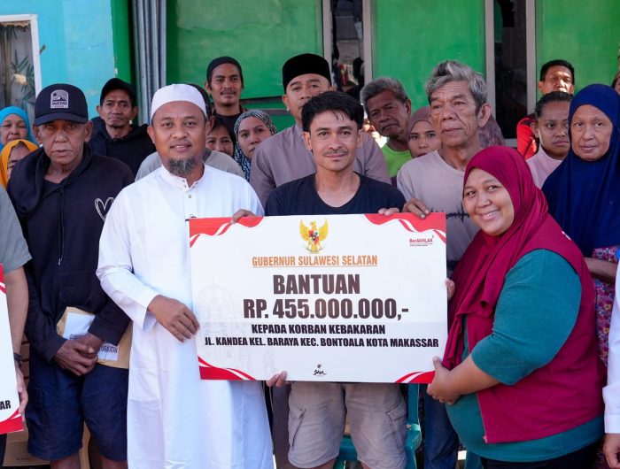 Gubernur Andi Sudirman Serahkan Bantuan dan Semangati Korban Kebakaran di Kandea