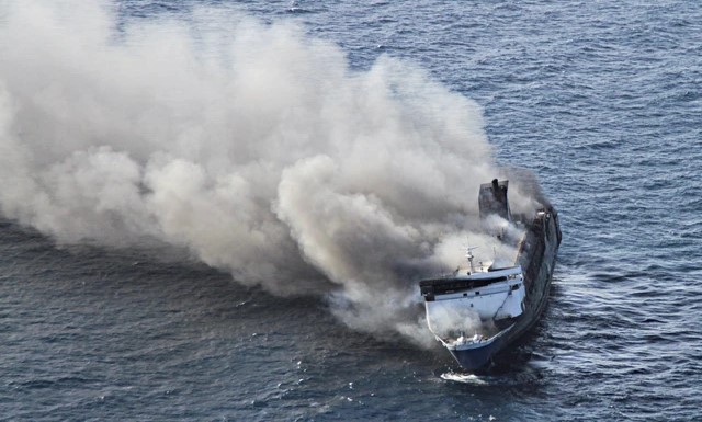 Kapal Mutiara Sentosa yang terbakar. (REUTERS)
