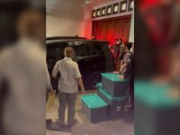 Sejumlah kontainer boks dibawa Kejagung saat menggeledah rumah eks Jampidsus Febrie Adriansyah di Kramat Pela, Kebayoran Baru, Jakarta Selatan, Jumat (31/7/2026). (Dok.Kejagung)