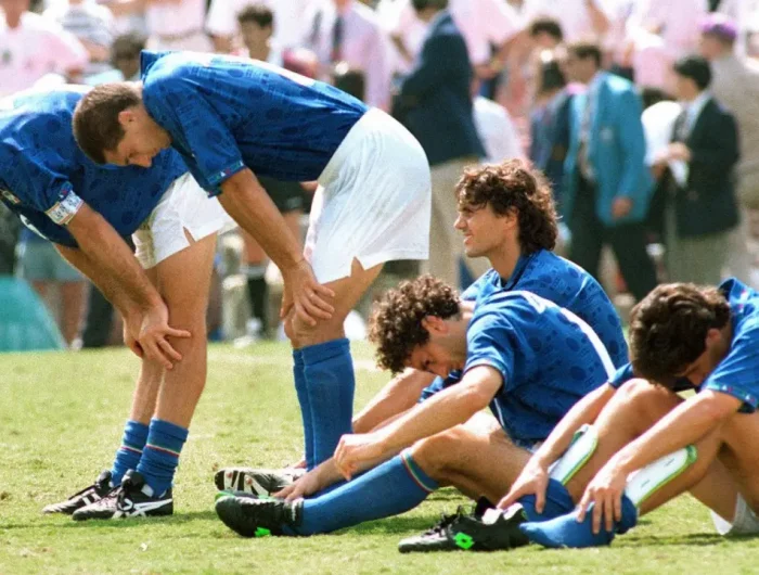 Para pemain Italia termasuk Franco Baresi dan Paolo Maldini pada 17 Juli 1994. (AFP)