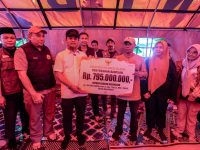 Turun Temui Pengungsi Kebakaran Tallo, Gubernur Andi Sudirman Beri Bantuan Rp795 Juta