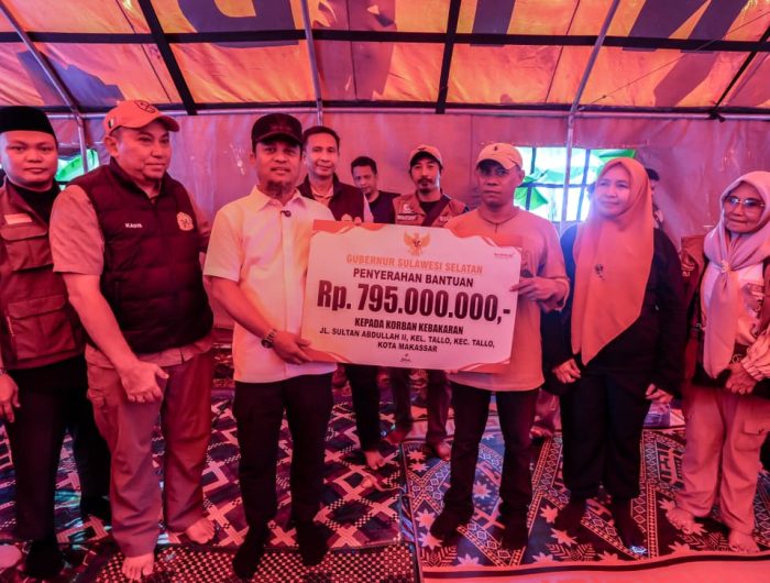 Turun Temui Pengungsi Kebakaran Tallo, Gubernur Andi Sudirman Beri Bantuan Rp795 Juta