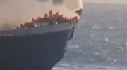 Sejumlah penumpang saat KM Mutiara Sentosa terbakar mencoba melompat ke laut. (Dok.ist)
