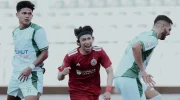 Pemain Persija Arlyansyah Abdulmanan (tengah) merayakan gol ke gawang PSMS pada Sabtu 1 Agustus 2026. (Dok.Persija)