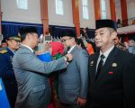 Gubernur Andi Sudirman Sematkan Tanda Kehormatan Satyalencana 398 PNS Pemprov Sulsel