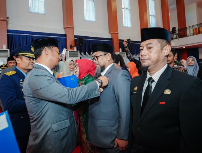 Gubernur Andi Sudirman Sematkan Tanda Kehormatan Satyalencana 398 PNS Pemprov Sulsel