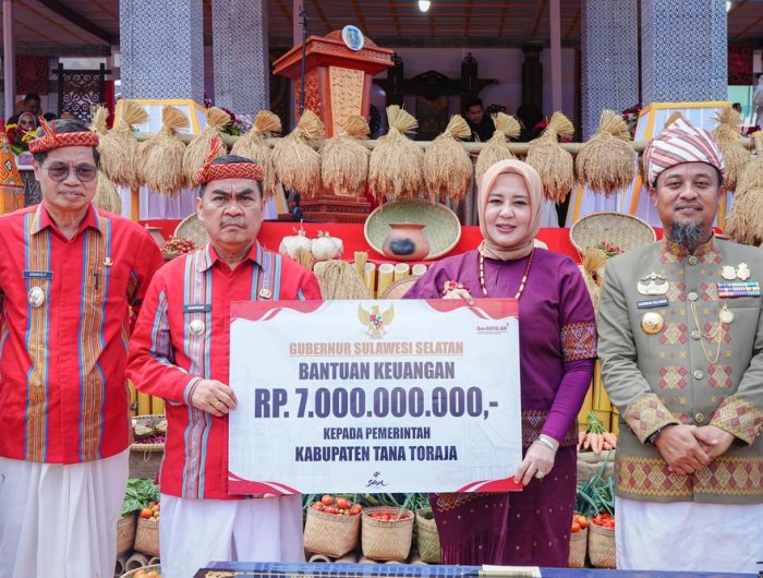 Hari Jadi ke-69, Pemprov Sulsel Serahkan Bantuan Rp7 Miliar ke Kabupaten Tana Toraja