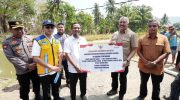 Gubernur Sulsel Turun Langsung ke Petani Pinrang, Serahkan Bantuan 10 Unit Pompa Ponton