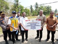 Gubernur Sulsel Turun Langsung ke Petani Pinrang, Serahkan Bantuan 10 Unit Pompa Ponton