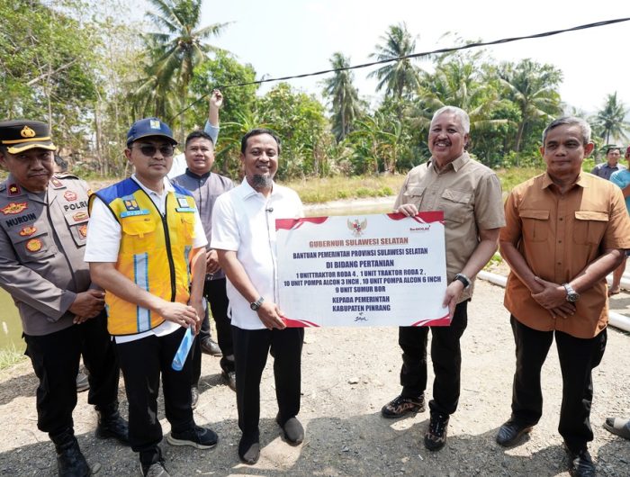 Gubernur Sulsel Turun Langsung ke Petani Pinrang, Serahkan Bantuan 10 Unit Pompa Ponton