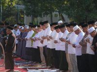 Kemarau Panjang, Wali Kota Makassar Bersama Warga Kompak Salat Istisqa di Al-Markaz